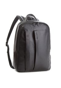 Zaino in pelle nera con finitura testurizzata, dotato di scomparti con doppia zip, spallacci regolabili e un marchio discreto sul lato.