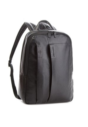 Zaino in pelle nera con finitura testurizzata, dotato di scomparti con doppia zip, spallacci regolabili e un marchio discreto sul lato.