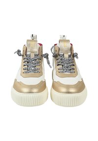 Białe trampki ze złotymi akcentami, teksturowanymi sznurowadłami w panterkę, wyściełanym językiem oraz gumową podeszwą z żebrowanym wzorem.
