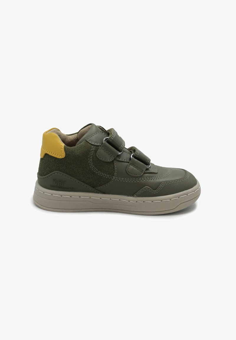 Sneaker verde in pelle e camoscio con accento giallo, doppie fibbie in velcro, punta rotonda e suola in gomma testurizzata. Dettagli di cucitura rinforzati.