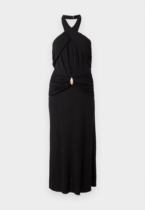 Vestido maxi negro con escote halter y torso retorcido. Presenta detalles fruncidos y un acento dorado en la cintura. Textura de tela suave.