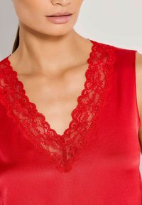 Rotes Satin-Top mit tiefem V-Ausschnitt und filigranem Spitzenbesatz am Ausschnitt, glatter Textur und tailliertem Schnitt.