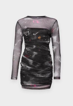 Crna haljina dugih rukava s motivima iz svemira, koja prikazuje planete i zvijezde. Izrađena je od prozirnog, nabranog materijala s prilagođenim siluetom.