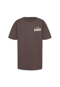 T-shirt in cotone marrone con maniche corte e collo a giro. Presenta il testo bianco "RODEO" in un font stilizzato nella zona sinistra del petto.