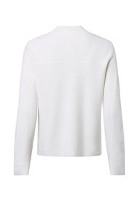 Maglione bianco a maniche lunghe con una texture liscia, scollatura a girocollo e dettagli di cucitura minimi sulle spalle e sui lati.