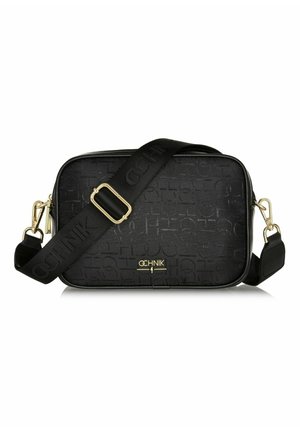 Czarna prostokątna torba na ramię z wytłaczanym geometrycznym wzorem, regulowany pasek ze złotą sprzączką oraz złote logo "OCHNIK" na przodzie.