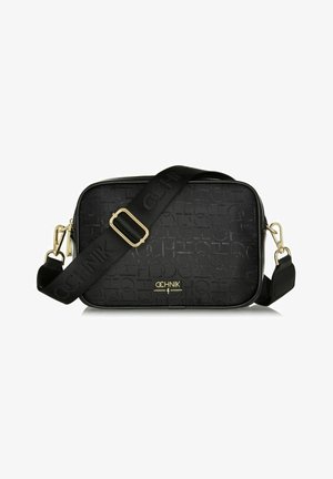 Bolso bandolera rectangular negro con patrón geométrico en relieve, correa ajustable con hebilla dorada y logo "OCHNIK" dorado en el frente.