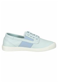 Sneaker azzurri chiari realizzati in materiale sintetico, con un pannello laterale azzurro chiaro, suola bianca e cinque occhielli per i lacci.