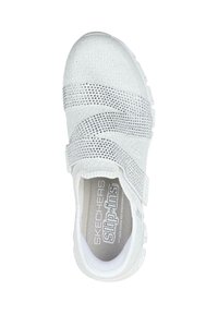 Zapato blanco tipo slip-on con textura de punto y bandas elásticas que presentan pequeños adornos transparentes. Plantilla suave etiquetada "SKECHERS Slip-ins."