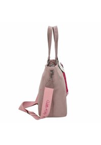 Roze stoffen handtas met twee bovenhandvaten, een verstelbare schouderriem en decoratieve elementen. Beschikt over een gladde textuur en sterrenpatronen.