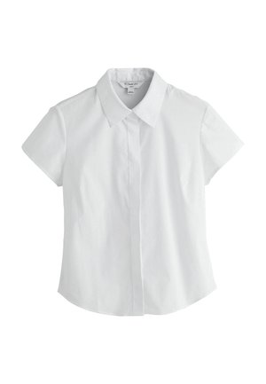 Weiße kurzärmelige Bluse mit Kragen, verdeckten vorderen Knöpfen, tailliertem Schnitt und geradem Saum vor weißem Hintergrund.