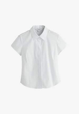 Biela blúzka s krátkym rukávom, golierom, skrytými prednými gombíkmi, priliehavým strihom a rovným lemom na bielom pozadí.