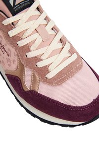 Apavu kurpes ar rozā tīklojuma un zamšādas materiāla kombināciju, ar krēmkrāsas šņorēm, teksturētu virsmu un tumši violetu zoli ar šuvju akcentiem.
