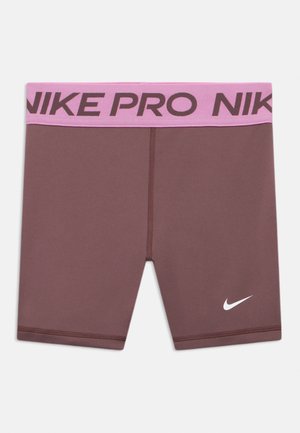 Pantalones cortos deportivos marrones con cintura rosa que muestra el texto "NIKE PRO" y el logotipo blanco de Nike en forma de swoosh en la parte inferior de la pierna derecha.