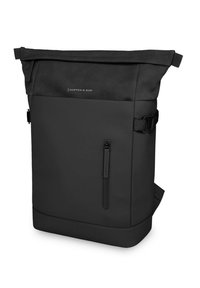 Czarny plecak z rolowanym przodem, z boczną klamrą, pionową kieszenią na zamek z przodu oraz logo "Kapten & Son" na górnej części przedniej panelu.