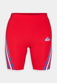 Shorts de sport Adidas rouges avec des bandes latérales bleues et blanches, taille élastique et logo Adidas sur la cuisse droite.
