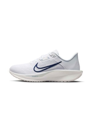 Chaussure de sport blanche avec le logo Nike bleu marine, dessus en mesh texturé, semelle épaisse amortissante nommée ComfiRide et fermeture à lacets.