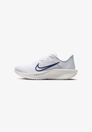 Hvid atletiksko med marineblåt Nike-swoosh, tekstureret mesh-overdel, tyk polstret sål mærket ComfiRide, og snørelukning.