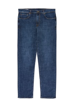 Donkerblauwe spijkerbroek met knoop aan de voorkant, rits, riemlussen en ontwerp met vijf zakken, plat neergelegd op een witte achtergrond.