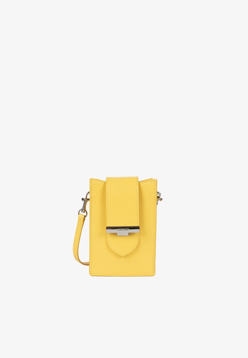 Sac en cuir jaune à bandoulière, avec une fermeture à rabat et du matériel en métal, présentant une forme rectangulaire et une sangle amovible.