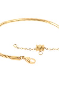 Bracciale color oro con una catena flessibile e testurizzata e un grande fermo rotondo che presenta un elemento decorativo e un'estensione della catena regolabile.