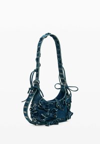 Bolso de denim con forma redondeada, detalles fruncidos, una correa trenzada y accesorios de metal plateado. Color azul profundo con tela texturizada.