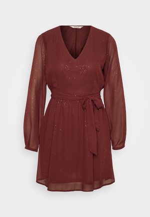 Abito bordeaux con scollatura a V, maniche lunghe trasparenti e una cintura in tessuto. Presenta un motivo luccicante sul materiale liscio. Silhouette a campana.