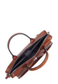 Borsa in pelle marrone con doppie cerniere, manici superiori e un interno aperto con fodera nera e scomparti per l'organizzazione.