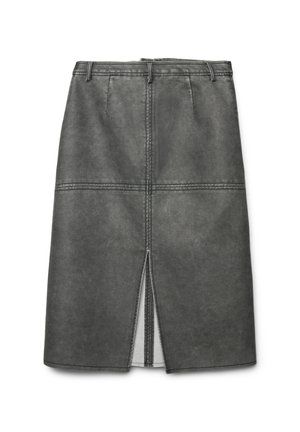 Grauer Denim-Bleistiftrock mit Schlitz hinten, ausgestattet mit vorderen Taschen und geraden Stitching-Details. Glatte Textur und sauberes Design.
