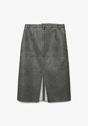 Gonna a tubino in denim grigio con spacco sul retro, dotata di tasche frontali e dettagli di cucitura lineare. Texture liscia e design pulito.