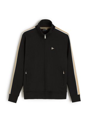 Czarna kurtka na zamek błyskawiczny z beżowymi i jasnoniebieskimi paskami na rękawach, kieszeniami na zamek po bokach, wysokim kołnierzem i małym białym logo na piersi.