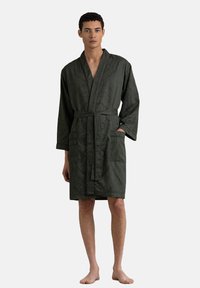 Accappatoio texture verde scuro con motivo paisley, dotato di maniche lunghe, cintura e due tasche frontali, design lunghezza al ginocchio.