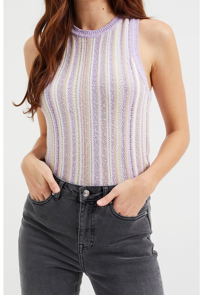 Kudotun hihaton toppi vaaleanliilasta, kerma- ja harmaasta vaakasuorasta raidasta. Varustettu ribbieräpäisestä kauluksesta ja teksturoidusta pinnasta. Paritettu tummien farkkujen kanssa.