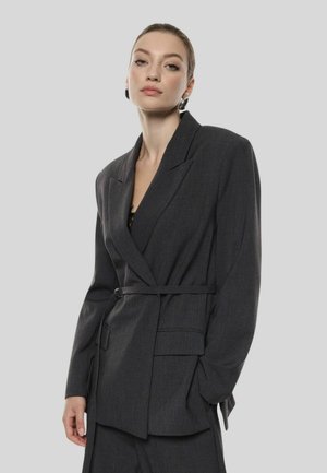 Blazer su misura grigio scuro con vita cinturata, rever affilati, chiusura a un bottone e tasche frontali, realizzato in tessuto testurizzato.