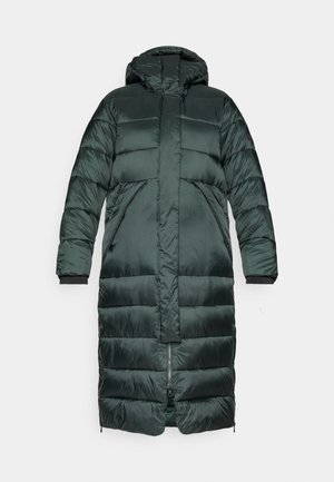 Geacă pufoasă de culoare verde închis, cu glugă, mâneci lungi, quilt-ing orizontal, fermoar frontal și manșete elastice pentru căldură și confort.