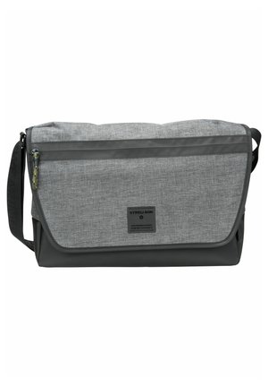 Graue und schwarze Stoff-Umhängetasche mit Front-Reißverschlussfach, Klappenverschluss, verstellbarem schwarzen Schultergurt und kleinem rechteckigen Logo-Aufnäher.