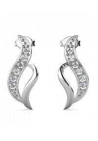 Orecchini in tono silver con un design ondulato, impreziositi da cristalli rotondi scintillanti lungo un lato e superfici lisce e lucide.