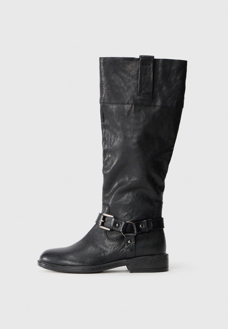 Schwarze Lederstiefel bis zum Knie mit strukturiertem Finish, breiterem Schaft, verstellbarem Schnallenriemen und flacher Sohle.