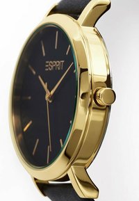 Goldfarbene Armbanduhr mit einem runden schwarzen Ziffernblatt. Verfügt über schlichte goldene Zeiger und Stundenmarkierungen, ein grün getöntes Glas und ein schwarzes Lederarmband.