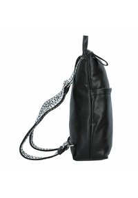 Borsa in pelle nera con finitura testurizzata, dotata di una tracolla con motivo e tasca laterale. La forma è cilindrica con chiusura a coulisse.