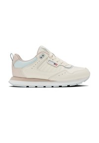 Zapatillas de cuero crema con acentos en azul claro y un talón beige. Presentan perforaciones, cordones planos y una suela de goma blanca con tracción.