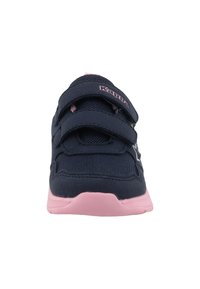 Granatowe buty sportowe z różową podeszwą, wyposażone w dwa paski na rzepy oraz teksturowaną siateczkę na wierzchu. Logo marki po boku. Lekko wyściełana konstrukcja.