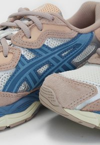 Sneakers med övre i nät och mocka i rosa, blå och vit. Har en snördesign och texturerad sula för grepp.