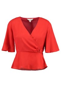 Rød omslagsbluse med V-hals, korte flæseærmer, tætsiddende talje og let peplum-hofte.