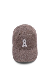 Bruine wollen muts met een ronde kroon, een gebogen rand en een wit logo aan de voorkant. Gestructureerde stof met een subtiel gemêleerd patroon.