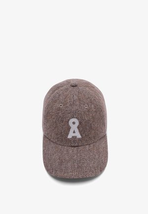 Bruine wollen muts met een ronde kroon, een gebogen rand en een wit logo aan de voorkant. Gestructureerde stof met een subtiel gemêleerd patroon.