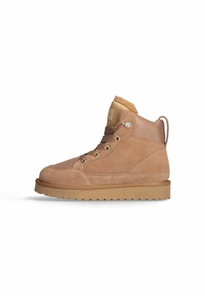 Hellbeige Wildleder-Ankle Boots mit Netzpaneelen, runder Zehenpartie, flacher Gummisohle, Metallösen und gepolstertem Schaft mit strukturellem Kontrast.