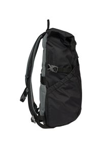 Zaino nero e grigio con tessuto testurizzato, spallacci regolabili, design a risvolto e tasca laterale in rete. Presenta dettagli in plastica.