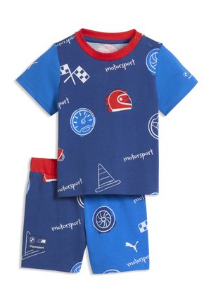 Børnesæt med blå kortærmet skjorte og shorts med motorsportsinspirerede grafikker, rød krave og racingsymboler som kegler og hjelme.