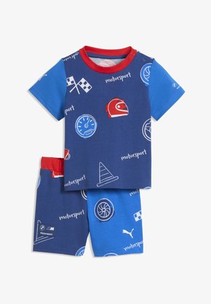 Børnesæt med blå kortærmet skjorte og shorts med motorsportsinspirerede grafikker, rød krave og racingsymboler som kegler og hjelme.